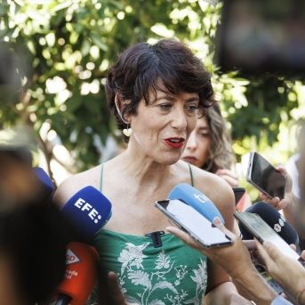 Elma Saiz asiste en Granada al acto ‘El arte como altavoz de la cultura gitana’