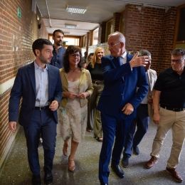 El ministro de Derechos Sociales, Consumo y Agenda 2030, Pablo Bustinduy, durante su visita al CEIP Ana Soto para conocer cómo funciona el comedor escolar | Eusebio García (Europa Press).