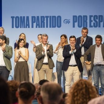 Los presidentes autonómicos del PP durante la clausura del acto de presentación de la ‘Declaración de la Región de Murcia’, en el Teatro Circo de Murcia, el 28 de septiembre de 2025. Víctor Fernández/Europa Press.