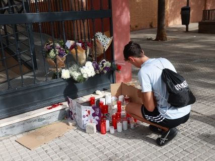 Homenaje a Sandra Peña en el lugar del fallecimiento. Rocío Ruz/Europa Press.