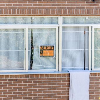 Un cartel que anuncia una vivienda en alquiler. Ricardo Rubio/Europa Press.