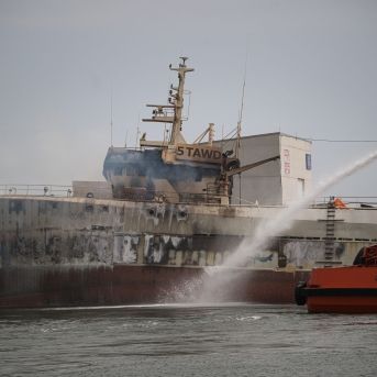 Un buque continúa ardiendo en el puerto de Ribeira (A Coruña) y un amplio dispositivo trata de sofocar el fuego