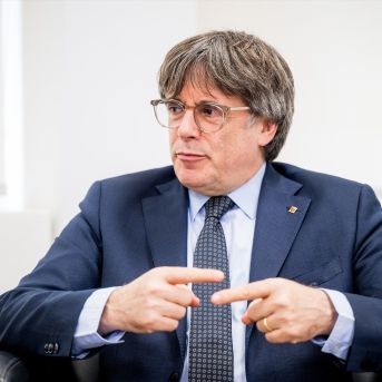 Imagen de archivo del presidente de Junts per Catalunya, Carles Puigdemont, durante una reunión con el presidente de la Generalitat, Salvador Illa | Jasper Jacobs (Europa Press).