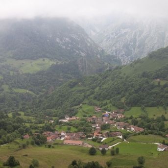 Amieva fue uno de los pueblos que se salvó del apagón. Carmenmoran/Wikimedia Commons. Amieva fue uno de los pueblos que se salvó del apagón. Carmenmoran/Wikimedia Commons.