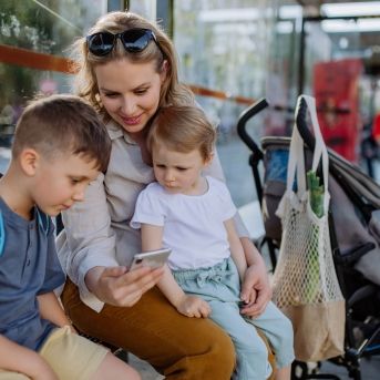 Una mujer con dos niños. Seguridad Social.