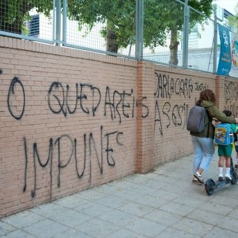 Pintadas en la fachada del Colegio Irlandesas Loreto, en el que estudiaba Sandra Peña. María José López/Europa Press.