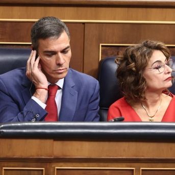 El presidente del Gobierno, Pedro Sánchez, y la vicepresidenta primera y ministra de Hacienda, María Jesús Montero. Eduardo Parra/Europa Press.