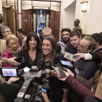 La portavoz de Junts en el Congreso, Miriam Nogueras, atiende a los medios de comunicación tras una sesión plenaria en el Congreso de los Diputados | Jesús Hellín (Europa Press).