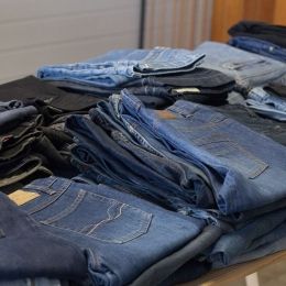 Pantalones vaqueros de segunda mano. Pixabay.