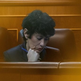 La ministra de Inclusión, Seguridad Social y Migraciones, Elma Saiz, durante una sesión de control en el Gobierno, en el Congreso de los Diputados | Ricardo Rubio (Europa Press).