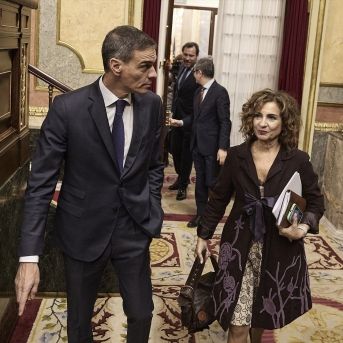 El presidente del Gobierno, Pedro Sánchez, y la vicepresidenta primera y ministra de Hacienda, María Jesús Montero, a su llegada a una sesión plenaria en el Congreso de los Diputados | Jesús Hellín (Europa Press).