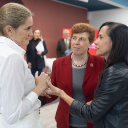 La vicepresidenta tercera y ministra para la Transición Ecológica y el Reto Demográfico, Sara Aagesen (i), conversa con la presidenta de Redeia, Beatriz Corredor (d). Eduardo Parra/Europa Press.