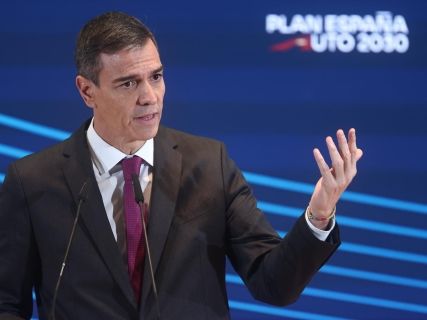 La Fiscalía avala que Sánchez siga como acusación en el caso de la lona de Hazte Oír frente al Congreso