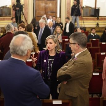 Imagen de archivo de la portavoz de Sumar en el Congreso, Verónica Martínez Barbero, conversando con el portavoz del PSOE en el Congreso, Patxi López. | Alejandro Martínez (Europa Press).