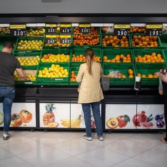 Imagen de archivo de varias personas comprando en el supermercado. | Alejando Martínez (Europa Press). Imagen de archivo de varias personas comprando en el supermercado. | Alejando Martínez (Europa Press).
