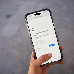 Un teléfono móvil sin señal durante el apagón de red eléctrica | María José López (Europa Press).