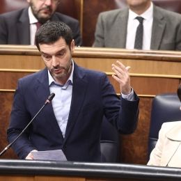 El ministro de Derechos Sociales, Consumo y Agenda 2030, Pablo Bustinduy, durante una sesión de control al Gobierno, en el Congreso de los Diputados | Eduardo Parra (Europa Press).
