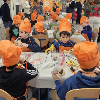 Alumnos de Jaén descubren los beneficios del AOVE con un desayuno saludable en el colegio Almadén