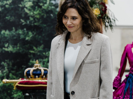 Ayuso prevé para 2026 un nuevo decreto de dependencia con 30 medidas para agilizar trámites y mejorar la atención