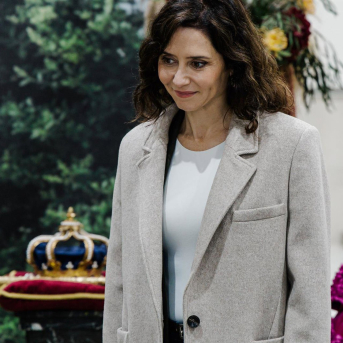 Ayuso prevé para 2026 un nuevo decreto de dependencia con 30 medidas para agilizar trámites y mejorar la atención