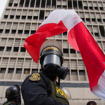 Perú condena a 17 años de prisión a tres policías por violar a una mujer trans en una comisaría