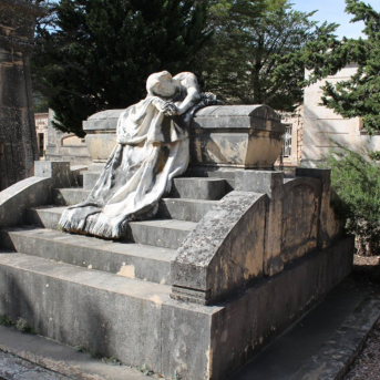 El PP acusa de rodaje sexual en la tumba de Camilo Sesto en el cementerio de Alcoy y el ayuntamiento lo desmiente