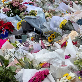 Australia inicia los funerales por las víctimas del tiroteo en la playa de Bondi