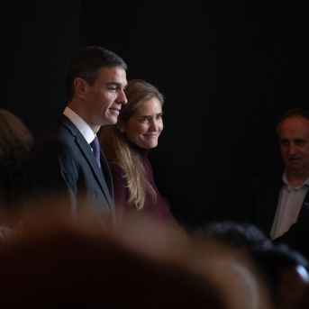 El presidente del Gobierno, Pedro Sánchez, y la vicepresidenta tercera y ministra para la Transición Ecológica, Sara Aagesen, durante la clausura el acto de 'Avanzando en el Pacto de Estado frente a la Emergencia Climática' 