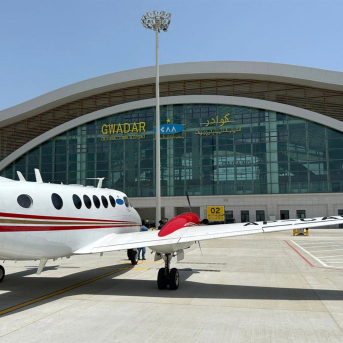 Pakistán amplía un mes más el veto a aviones de India en su espacio aéreo