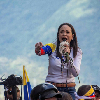 Petro llama a Machado a reunirse en Colombia para hablar “de la paz del Caribe y no de invasiones”