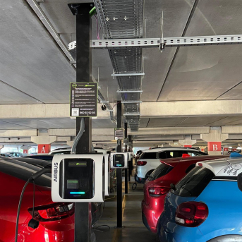 Iberdrola despliega 500 cargadores para coches eléctricos en las plantas de Airbus en España