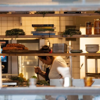 El sector servicios frena su avance en octubre al 4,7% y encadena 19 meses al alza El sector servicios frena su avance en octubre al 4,7% y encadena 19 meses al alza