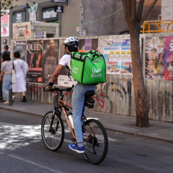 Aviso a Uber Eats: la compañía afrontará una denuncia penal si no contrata a sus repartidores antes de que la Inspección de Trabajo concluya su investigación | Jesús Hellín / Europa Press Aviso a Uber Eats: la compañía afrontará una denuncia penal si no contrata a sus repartidores antes de que la Inspección de Trabajo concluya su investigación | Jesús Hellín / Europa Press