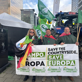 Apag Extremadura Asaja se suma en Bruselas a la gran protesta agraria para exigir un giro en las políticas europeas