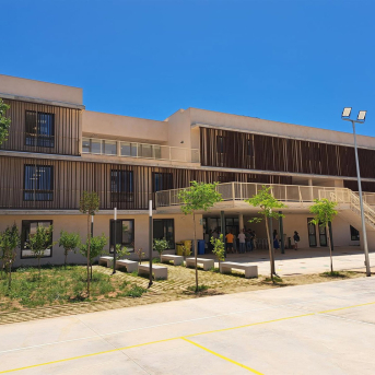 El Parlament insta al Govern a habilitar los patios escolares en verano como refugios climáticos El Parlament insta al Govern a habilitar los patios escolares en verano como refugios climáticos