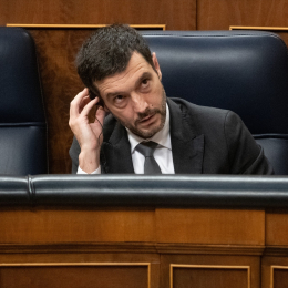 El ministro de Consumo, Pablo Bustinduy, durante una sesión plenaria en el Congreso  Fernando Sánchez (Europa Press).