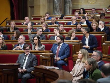 El Parlament reclama al Gobierno ceder a la Generalitat las competencias en inmigración