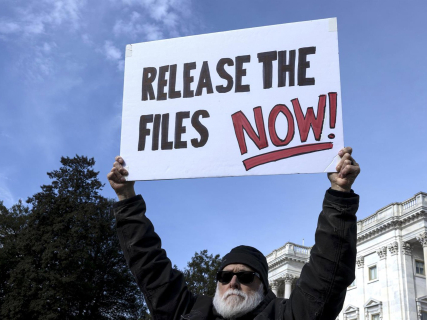 Los demócratas aumentan la presión sobre Trump al difundir nuevas fotos vinculadas con Epstein