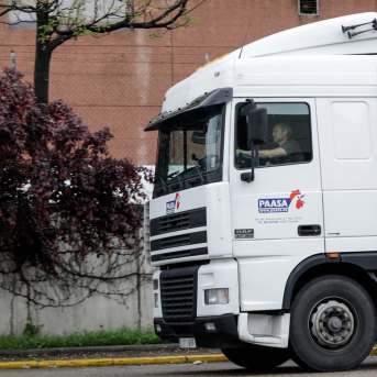 Transportes relaja los límites de conducción de los camioneros por los bloqueos en Francia