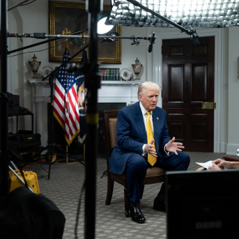 El presidente Donald Trump participa en una entrevista con Bev Turner de GB News