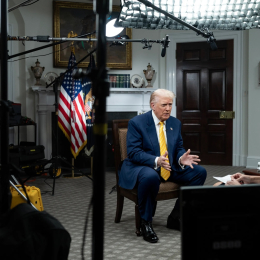 El presidente Donald Trump participa en una entrevista con Bev Turner de GB News