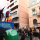 Cuatro encapuchados prenden fuego a una bandera española durante la marcha de Ernai en Bilbao