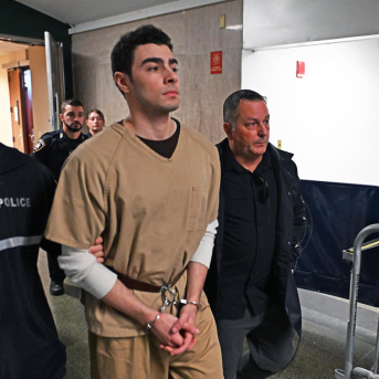 La defensa de Luigi Mangione cuestiona la imparcialidad de Bondi por sus vínculos con UnitedHealthcare