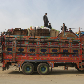 Casi tres millones de afganos forzados a volver desde Irán y Pakistán en 2025