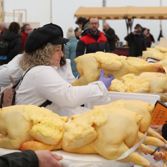 Más de mil personas abarrotan en Vilalba la Feria del Capón y agotan el producto: “Pese al frío fue un éxito”