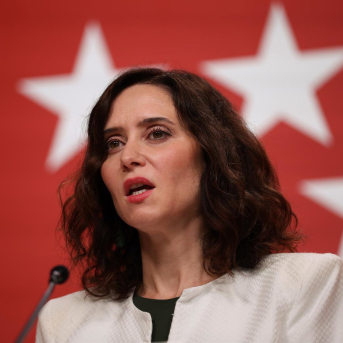 Ayuso celebra que el PP arrasa a la izquierda y responsabiliza a Sánchez del desplome del PSOE en Extremadura