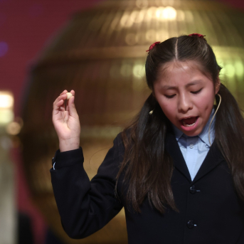 Una niña del colegio San Ildefonso canta el primer premio de la Lotería de Navidad Una niña del colegio San Ildefonso canta el primer premio de la Lotería de Navidad