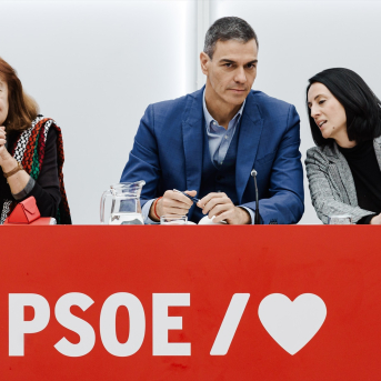 La presidenta del PSOE, Cristina Narbona, el presidente del Gobierno, Pedro Sánchez, y la Secretaria de Organización del PSOE, Rebeca Torró Soler, durante una reunión de la Comisión Ejecutiva Federal del PSOE | Carlos Luján (Europa Press).