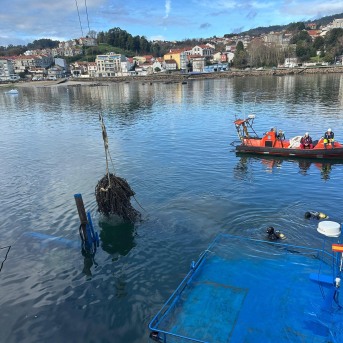 Ampliación | Arrancan las labores para reflotar el buque bateeiro hundido en el puerto de Moaña