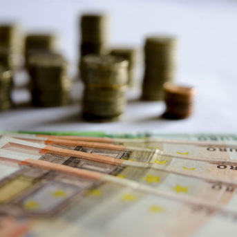 El INE ratifica que el PIB avanzó un 0,6% en verano, una décima menos, sostenido sólo por la demanda interna El INE ratifica que el PIB avanzó un 0,6% en verano, una décima menos, sostenido sólo por la demanda interna